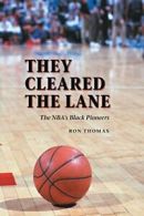 They Cleared the Lane: The NBA's Black Pioneers, Thomas, Ron 9780803294547,,