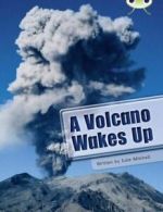 BUG CLUB: A volcano wakes up by Julie Mitchell (Paperback)