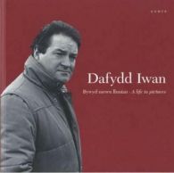 Dafydd Iwan - Bywyd Mewn Lluniau / A Life in Pictures, IS