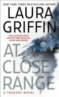 A Tracers novel: At close range by Laura Griffin (Paperback)