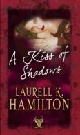 A kiss of shadows by Laurell K Hamilton (Paperback)